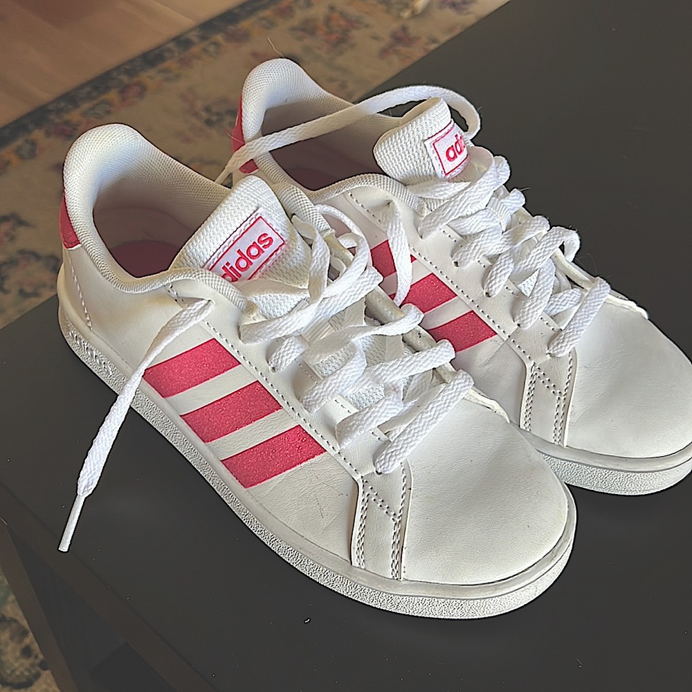 Girls Leather Adidas sneakers with stripes in glittery pink